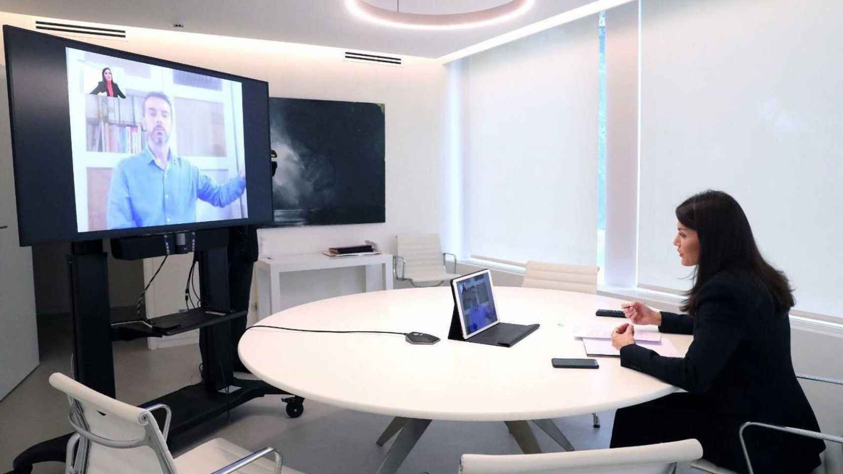 La reina Letizia atiende a una videoconferencia.