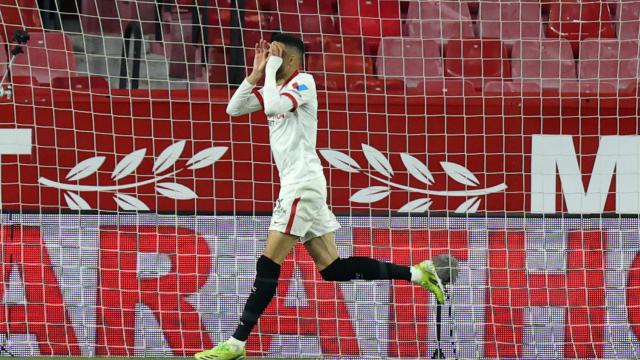 En-Nesyri celebra su gol con el Sevilla