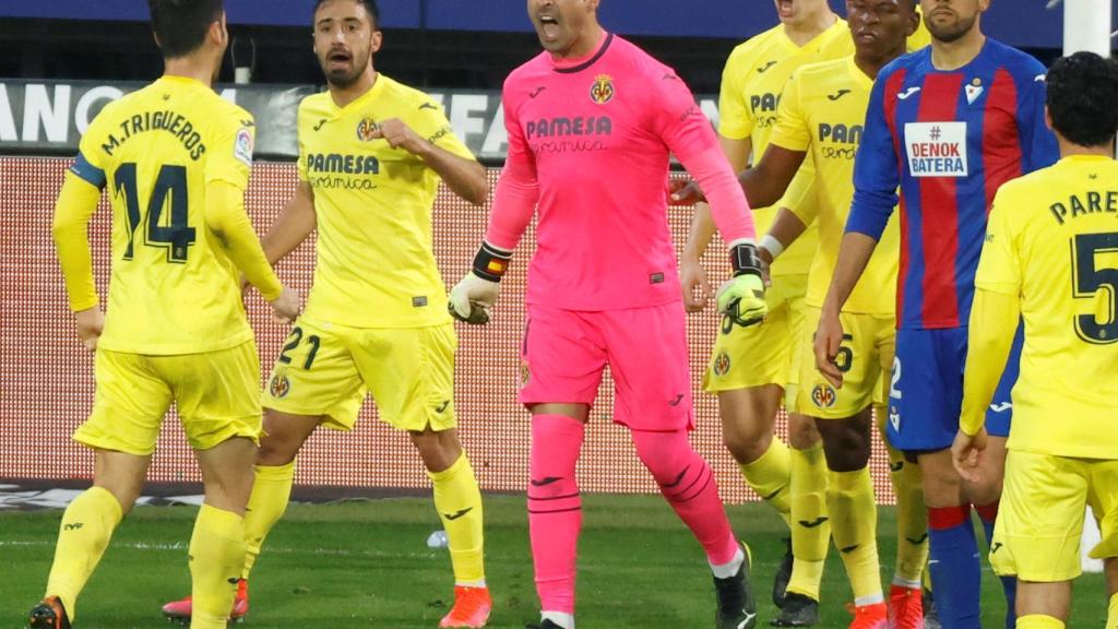 Asenjo celebra su parada en el penalti