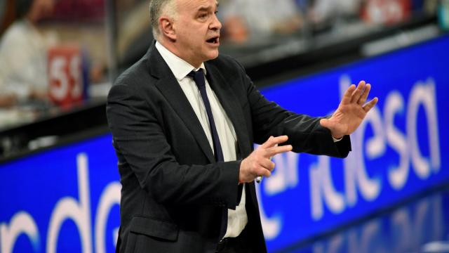 Pablo Laso dando indicaciones durante un partido contra TD Systems Baskonia