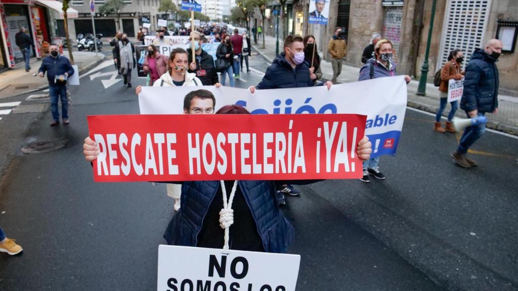 Los hosteleros realizan una protesta en Santiago de Compostela.