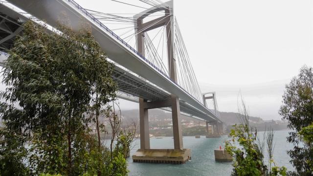 Vista de la AP-9 a su paso por el puente de Rande en una foto de archivo.