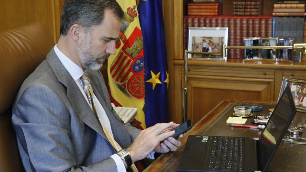 El rey Felipe VI, con su ordenador en su despacho de Zarzuela.