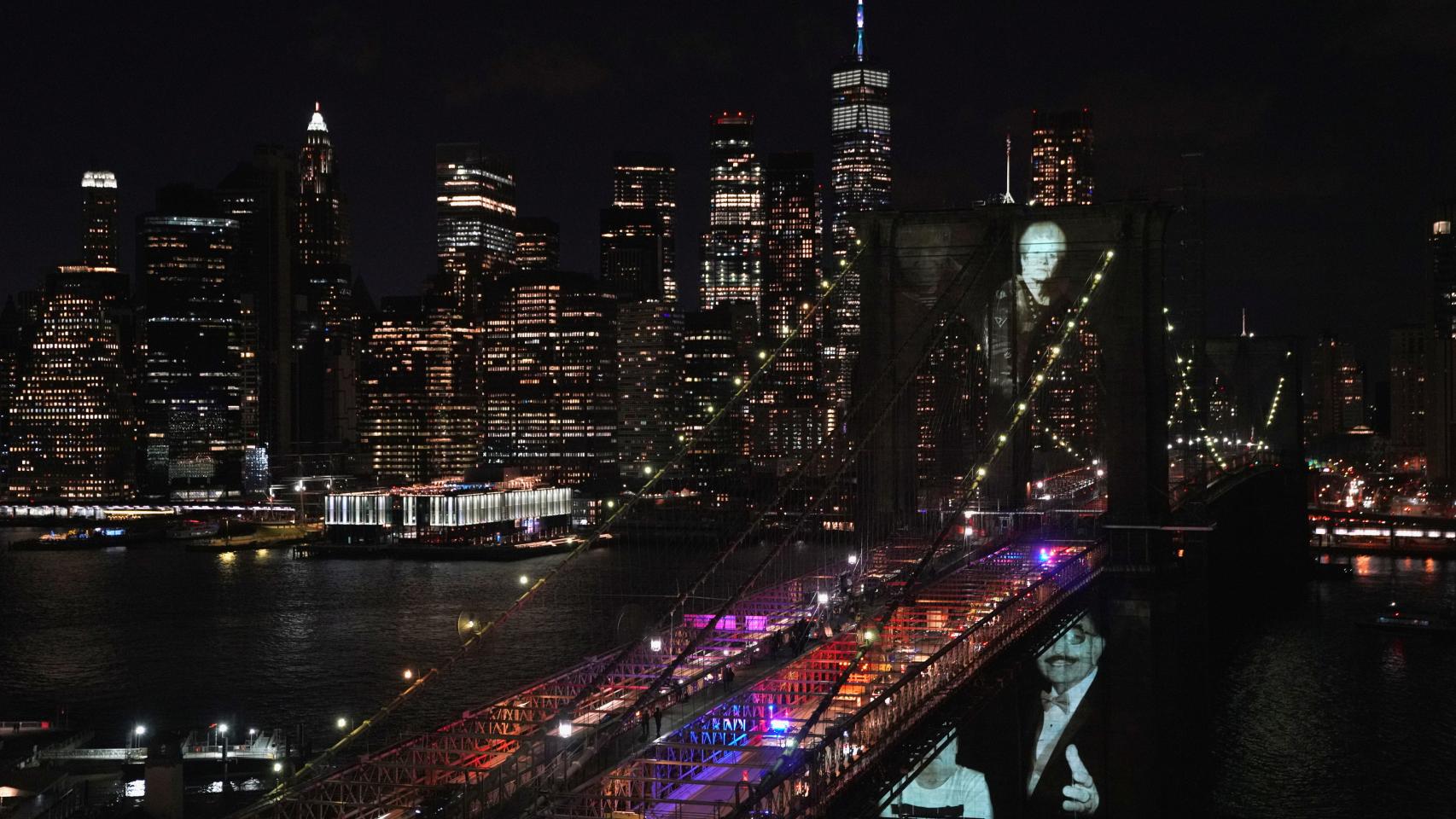 Imágenes de los fallecidos por la Covid proyectadas sobre el puente de Brooklyn, en Nueva York.