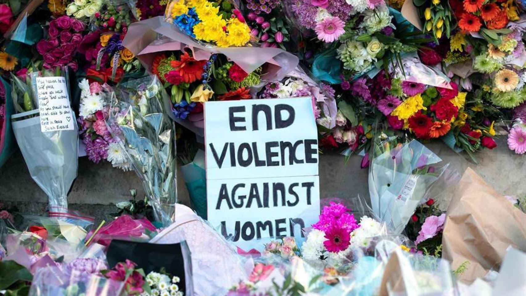 Flores y carteles para protestar por el brutal asesinato de Sarah Everard.