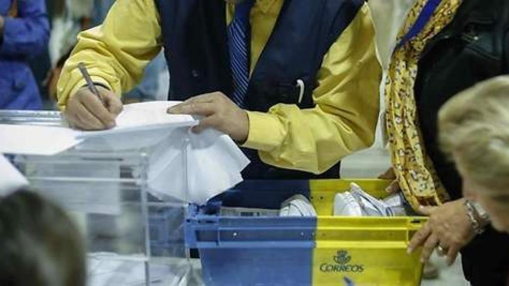 Imagen de archivo de voto por correo en unas elecciones.