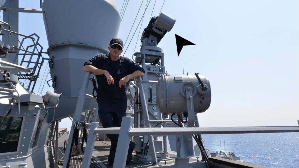 Marinero junto al AN/SLQ-62 en el USS Carney