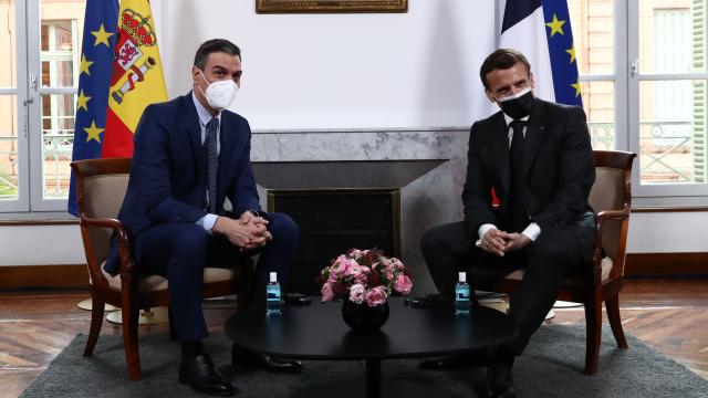 El presidente del Gobierno, Pedro Sánchez, junto al presidente de Francia, Emmanuel Macron.