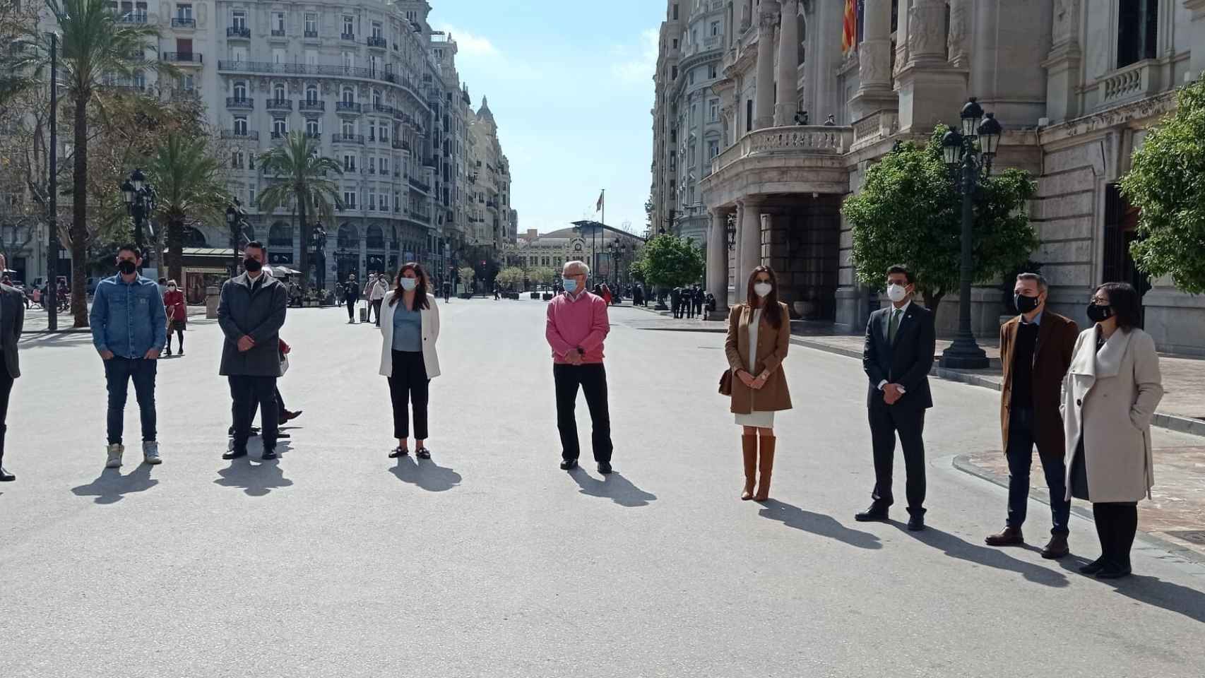 La consejera, Carolina Pascual; el alcalde, Joan Ribó; y el artista Dulk, este lunes, durante la 'Plantà' virtual de la falla.