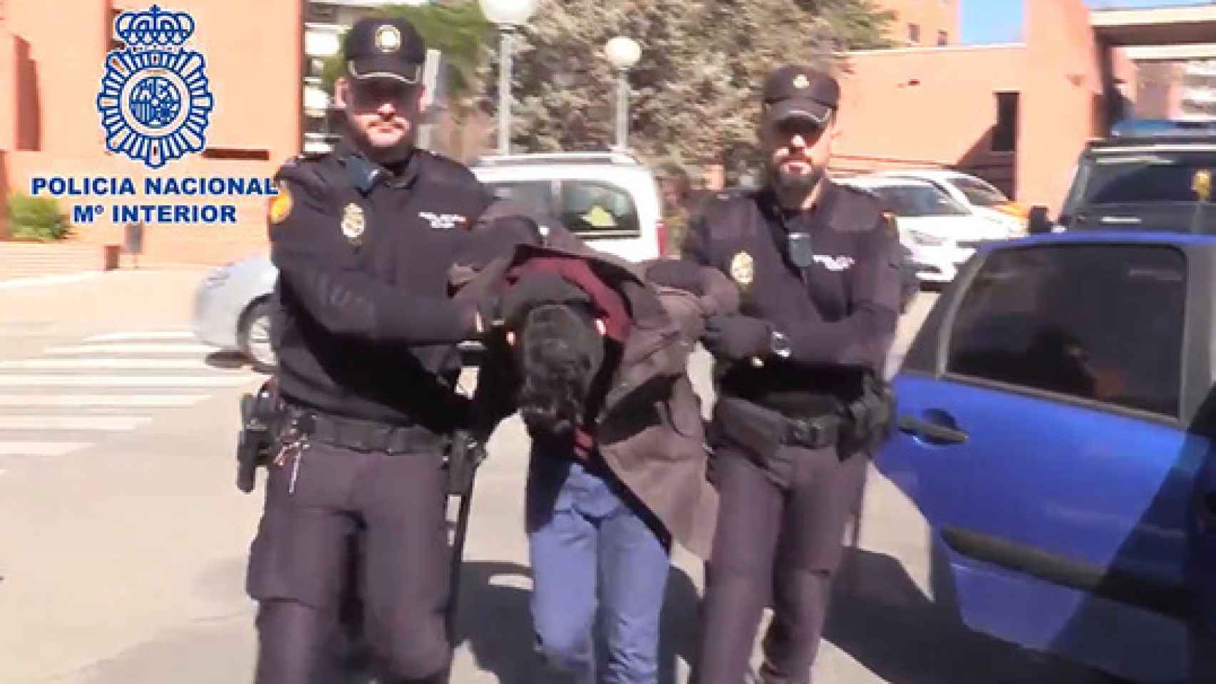 Imagen del día de la detención del presunto parricida difundida por la Policía Nacional.