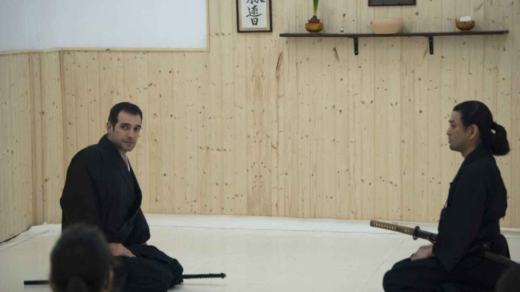 El parlamentario Juan José Liarte junto el maestro de kenjutsu, el japonés Daihachi Sato.