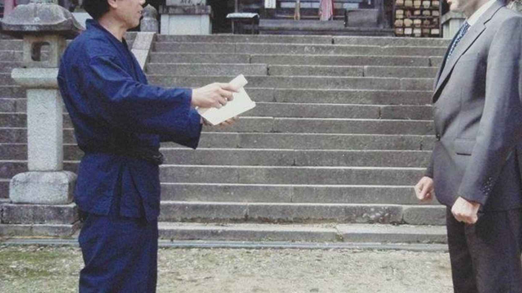 El maestro Kawakami entregando a Juan José Liarte el diploma 'mokuroku' de la escuela Koka Ban Toh Ichimonkai.