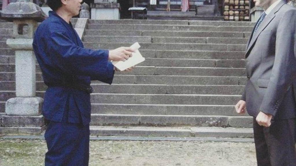 El maestro Kawakami entregando a Juan José Liarte el diploma 'mokuroku' de la escuela Koka Ban Toh Ichimonkai.