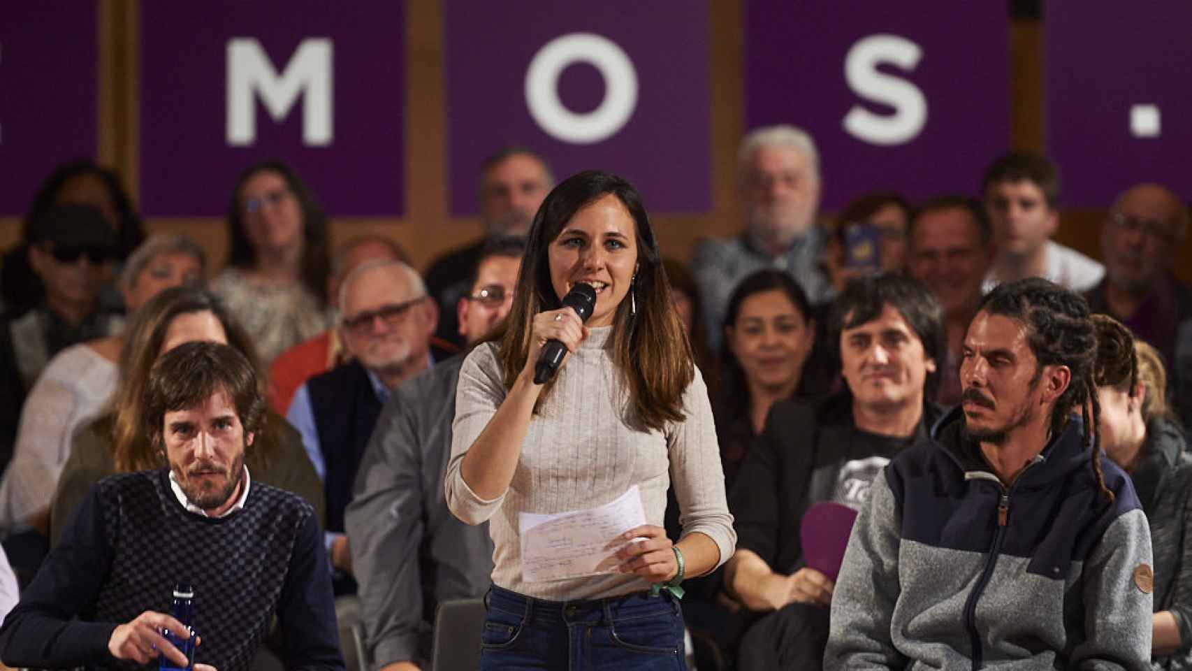 Ione Belarra toma el micrófono en un acto de Podemos.