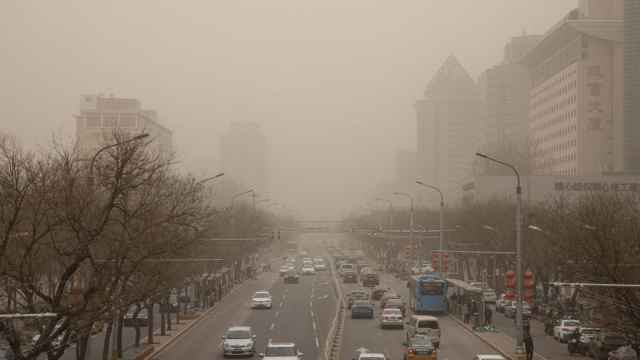 Pekín amaneció este lunes envuelta en una espesa niebla marrón debido a los altos niveles de contaminación de los últimos días y a una tormenta de arena proveniente de Mongolia.