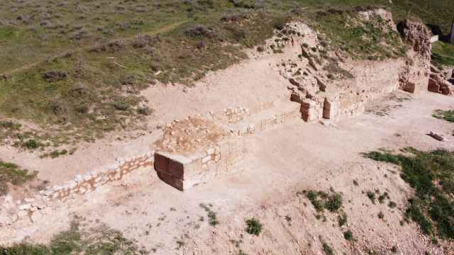 Tramo de muralla de la fortaleza de Alcalá la Vieja tras las nuevas excavaciones.