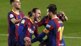 Los jugadores del Barcelona celebran el gol de Mingueza