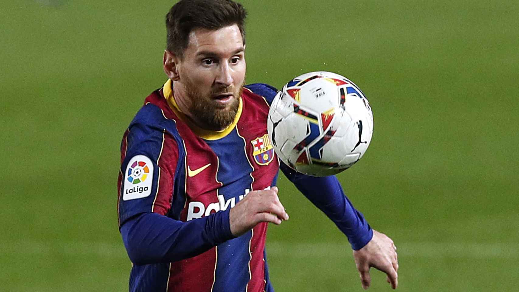Leo Messi mira el balón en un ataque del Barça