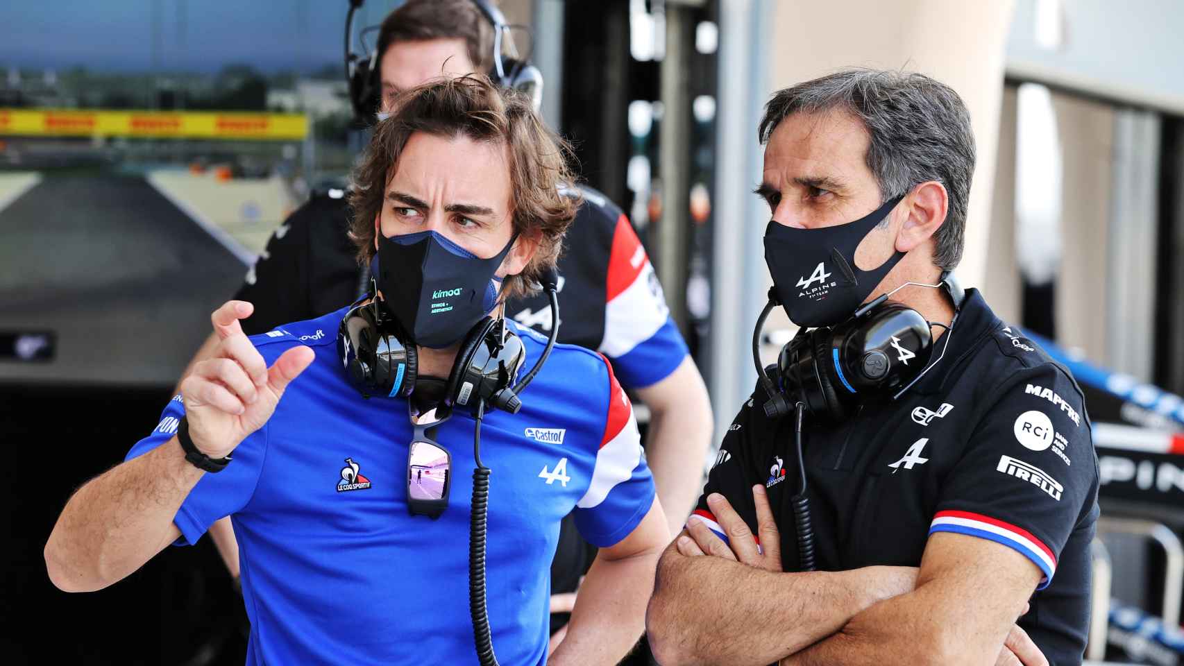 Davide Brivio y Fernando Alonso en Bahrein