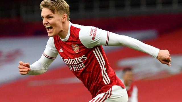 Martin Odegaard celebra un gol con el Arsenal