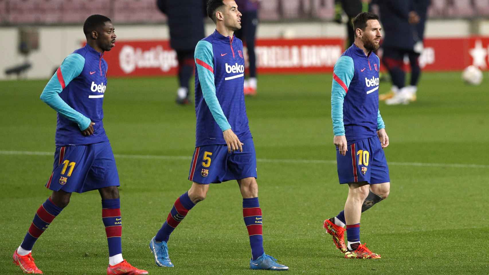 Dembélé, Busquets y Messi salen a calentar