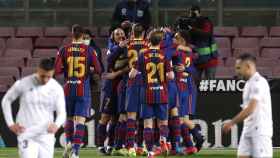 Piña de los jugadores del Barcelona para celebrar el gol de Messi