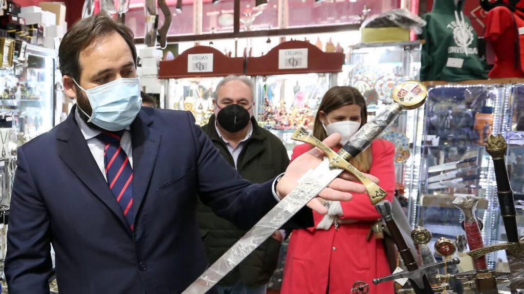 Paco Núñez, este lunes en una tienda de artesanía de Toledo (Ó. HUERTAS)