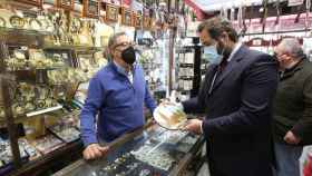 Paco Núñez ha visitado este lunes una tienda de artesanía toledana (Ó. HUERTAS)