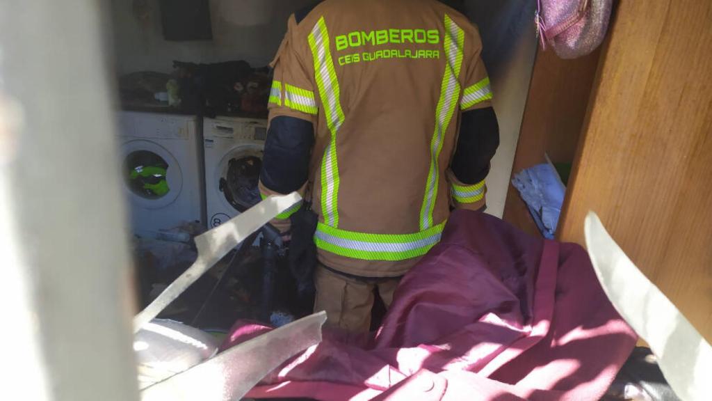 Un bombero comprueba la extinción del incendio (Twitter: @CEISGuadalajara)