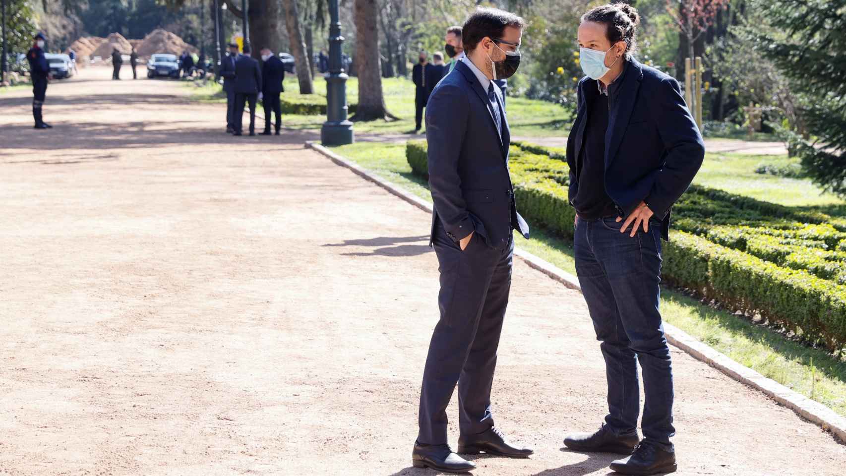 Pablo Iglesias y Alberto Garzón charlan en un aparte, durante el acto por las víctimas del 11-M en los jardines del Palacio Real.