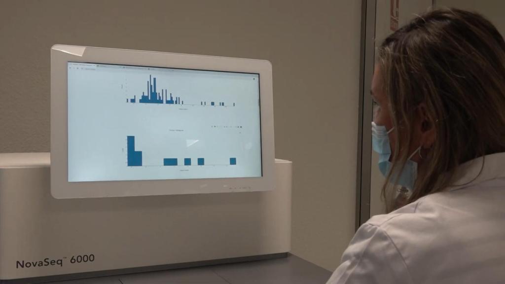 Una investigadora realiza una comprobación en el Centro de Secuenciación Masiva de Navarra.