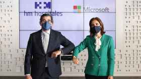 El presidente de HM Hospitales, Juan Abarca Cidón, y la presidenta de Microsoft en España, Pilar López Álvarez.