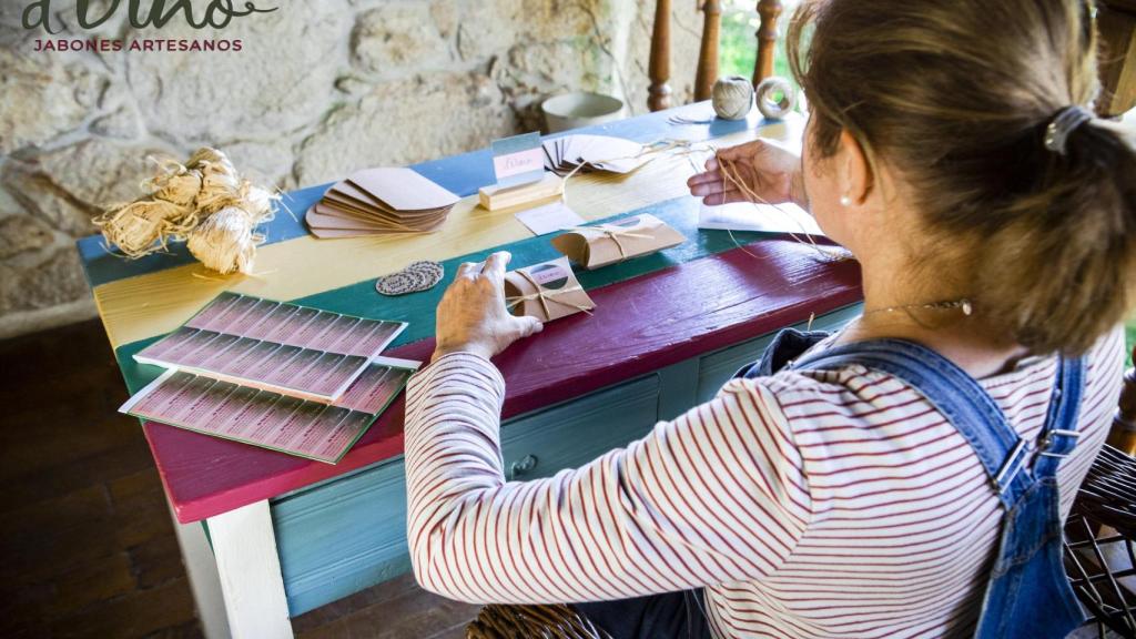 Mily Osorio prepara varios pedidos de sus jabones artesanales D’Vino.