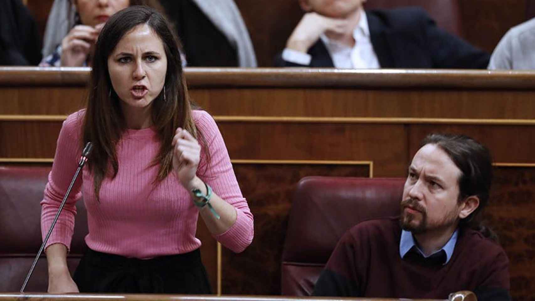 Ione Belarra, en su etapa como portavoz de Unidas Podemos, junto a Pablo Iglesias en el Congreso de los Diputados.