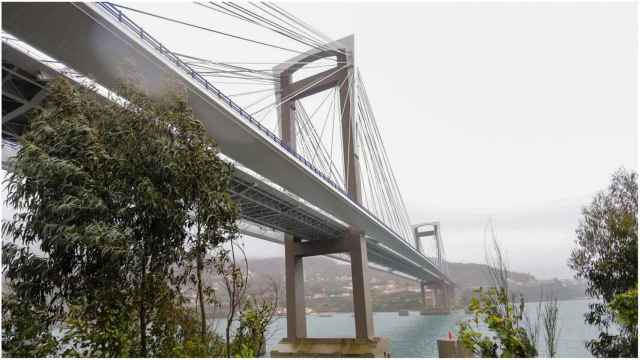 Vista de la AP-9 a su paso por el puente de Rande.