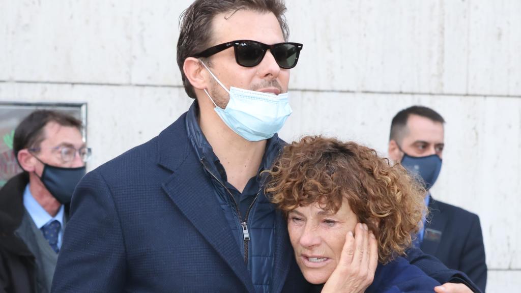 Rosa, madre de Álex Casademunt, junto a su hijo Joan en el funeral del cantante.