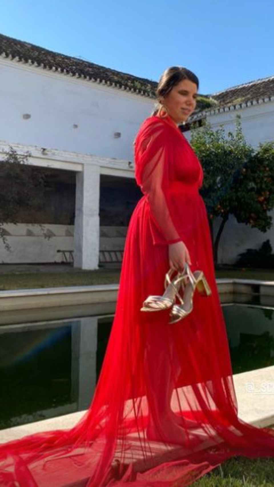 Carla con el vestido rojo de 21 Ship Company con el que ha posado como modelo.