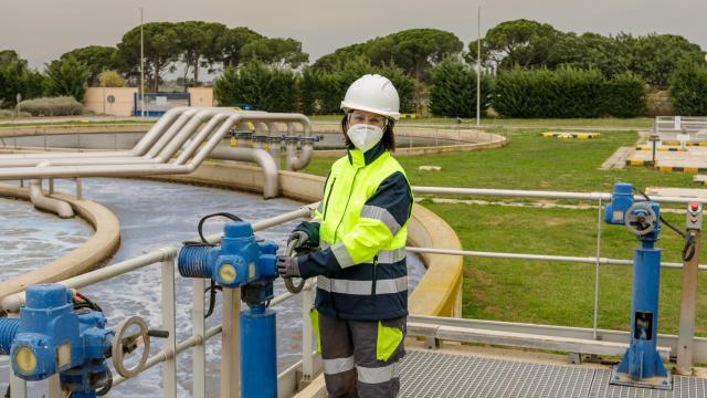 Una operaria de SUEZ en la depuradora de Cambrils (Tarragona).