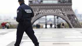 Un policía frente a la Torre Eiffel en París.