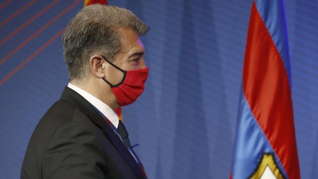 Joan Laporta y una bandera del Barça