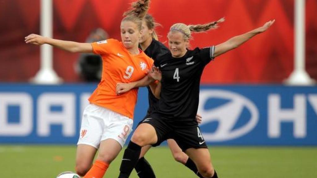 Vivianne Miedema y Katie Duncan, durante un partido entre Holanda y Nueva Zelanda en 2015