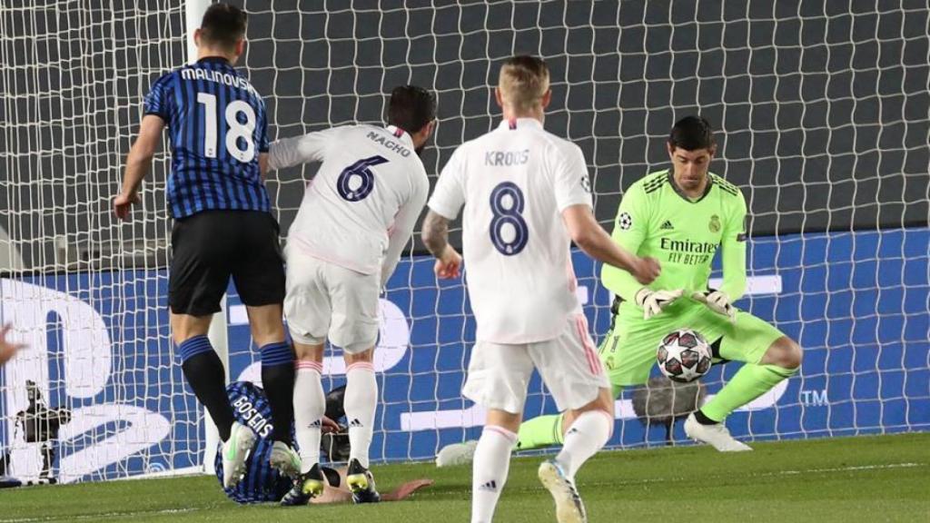 Primera parada de Thibaut Courtois en el partido