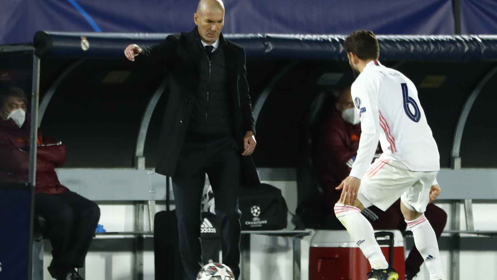 Zidane controla el balón tras salir por la banda