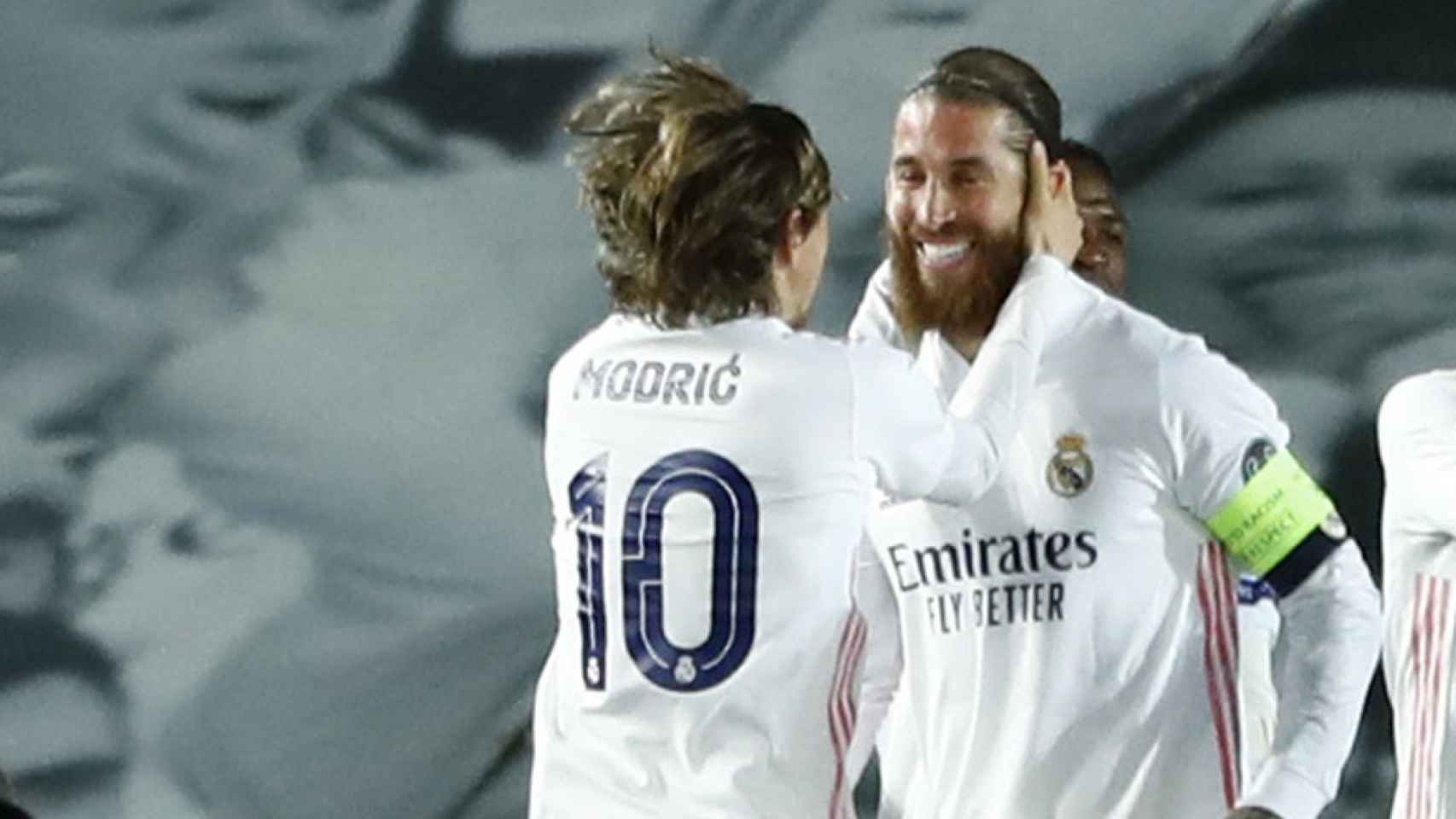 Luka Modric felicita a Sergio Ramos por su gol al Atalanta