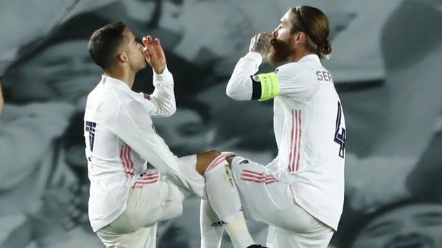 Lucas Vázquez celebra con Sergio Ramos su gol al Atalanta