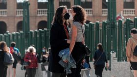Una pareja se besa protegida por mascarillas, este martes en la Estación del Norte de Valencia