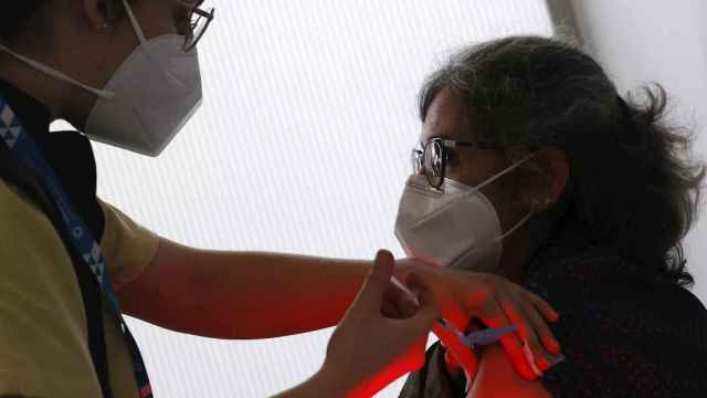 Personal del Servicio Gallego de Salud (Sergas) suministrando la vacuna de AstraZeneca el pasado sábado en Santiago.