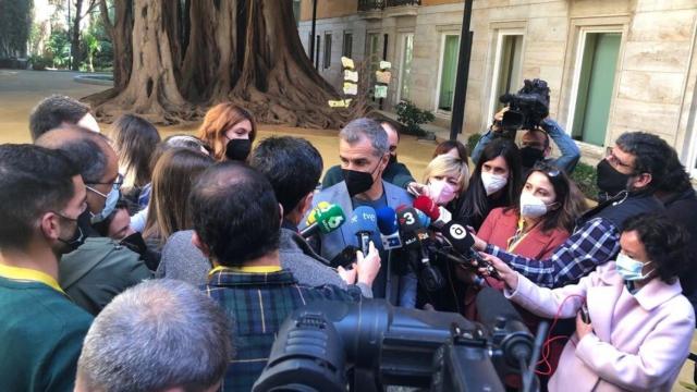 Toni Cantó atiende a los medios para explicar su marcha de Ciudadanos y de Les Corts Valencianes. EE
