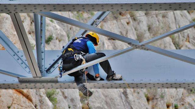 Instalación de los sensores fotónicos de Calsens para la deformación y temperatura en un puente de FGVA.