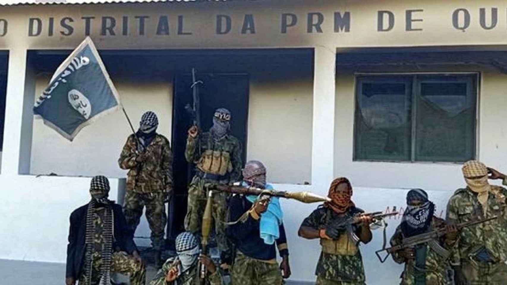 Milicianos de Al-Sunna wa Jama’a tras asaltar el pasado mes de febrero Quissanga, la segunda ciudad más grande de Cabo Delgado.